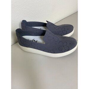 OTBT Gray Womens Slip-On Shoes size 9 Floral Perforated Sneakers Neutral Casual